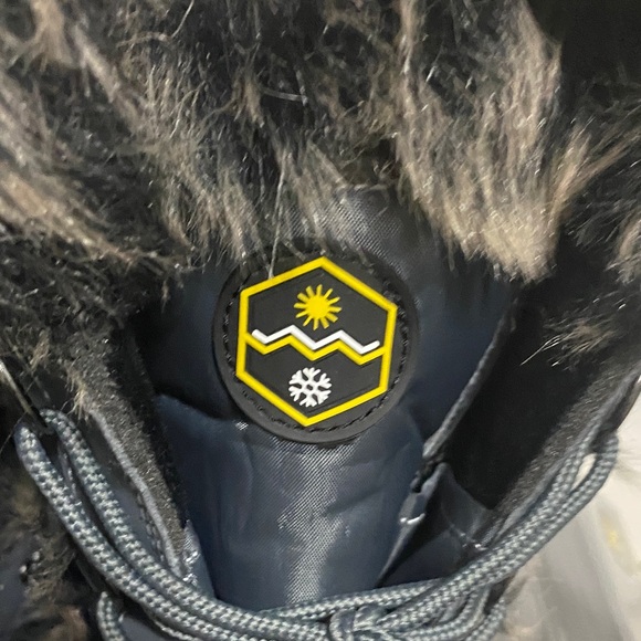 Khombu Caroline Women's Black and Gray Winter Boots - Picture 7 of 8